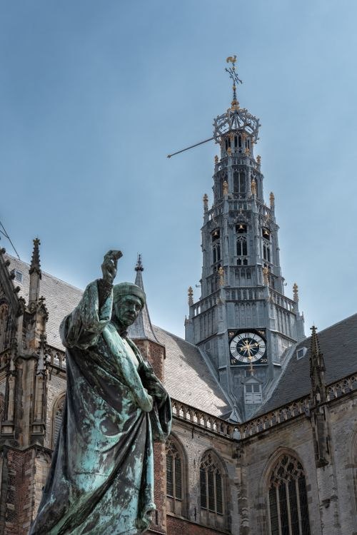 De toren en gevel van de Grote of St. Bavokerk in Haarlem