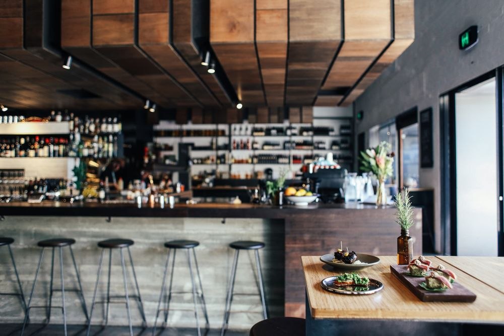 Restauranttafel met gerechten
